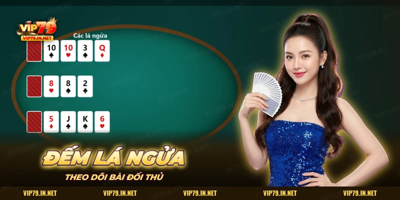 Bàn Xì Tố với lá úp và các lá ngửa của ba người để đếm bài