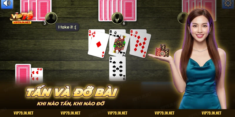Màn bài tấn trên bàn gỗ với lá bài đánh ra và lá úp